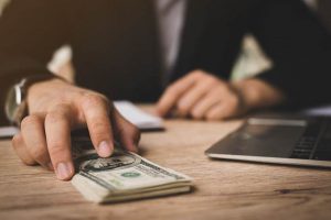 علت اهمیت سرعت برداشت وجه در بروکرهای فارکس؛ فعالیت تریدر در چند بروکر به صورت همزمان